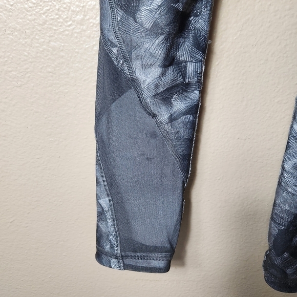 Under Armour Compression Heatgear Gray Abstract Cropped Leggings- Size S - Picture 4 of 8